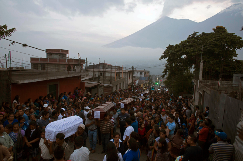 Illustration for article titled La ceniza abrasadora del volcán añade un nuevo problema en Guatemala: no pueden identificar a las víctimas
